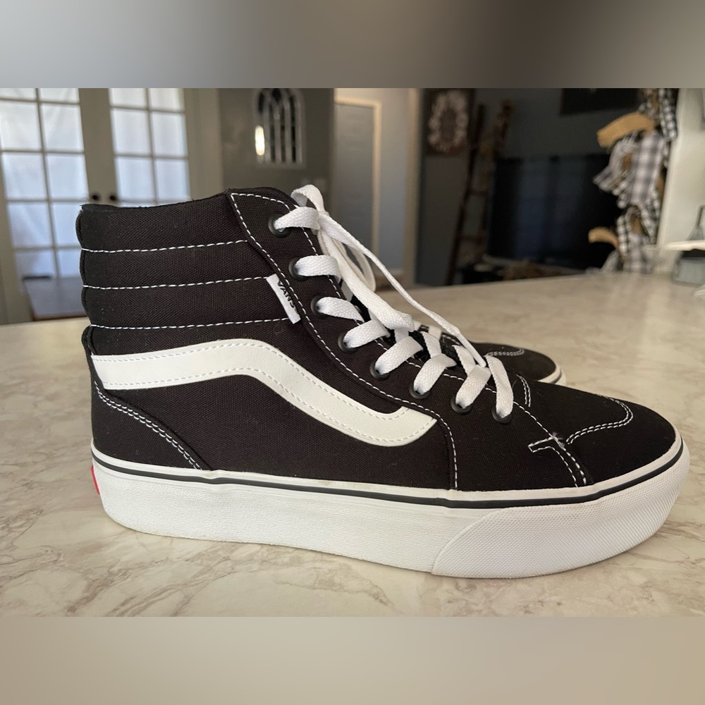 Women’s hi top vans with a small platform 9.5